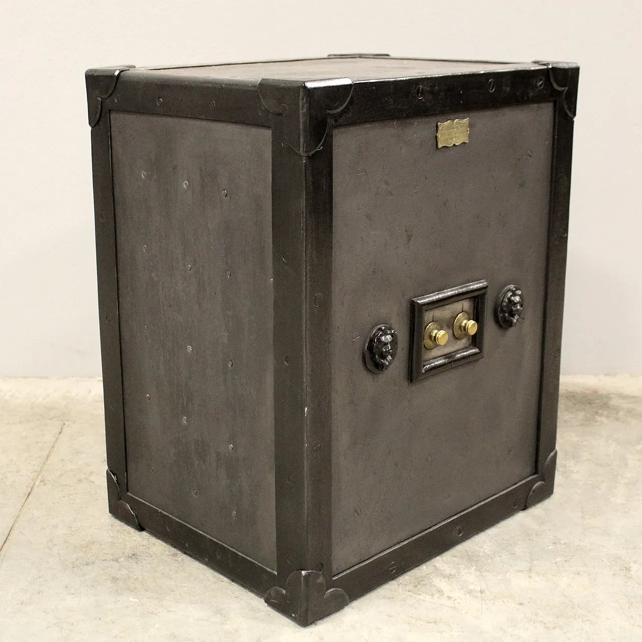 Iron safe, late 19th century 3