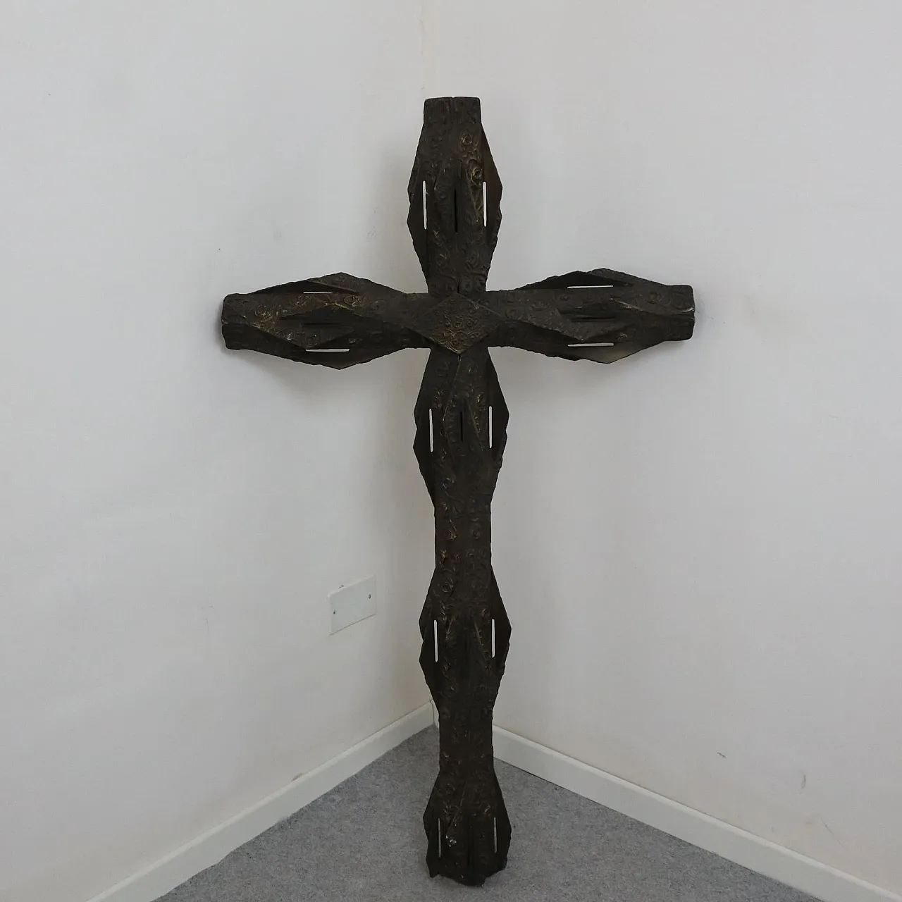 Great Gothic crucifix in bronze fusion, early 20th century 1