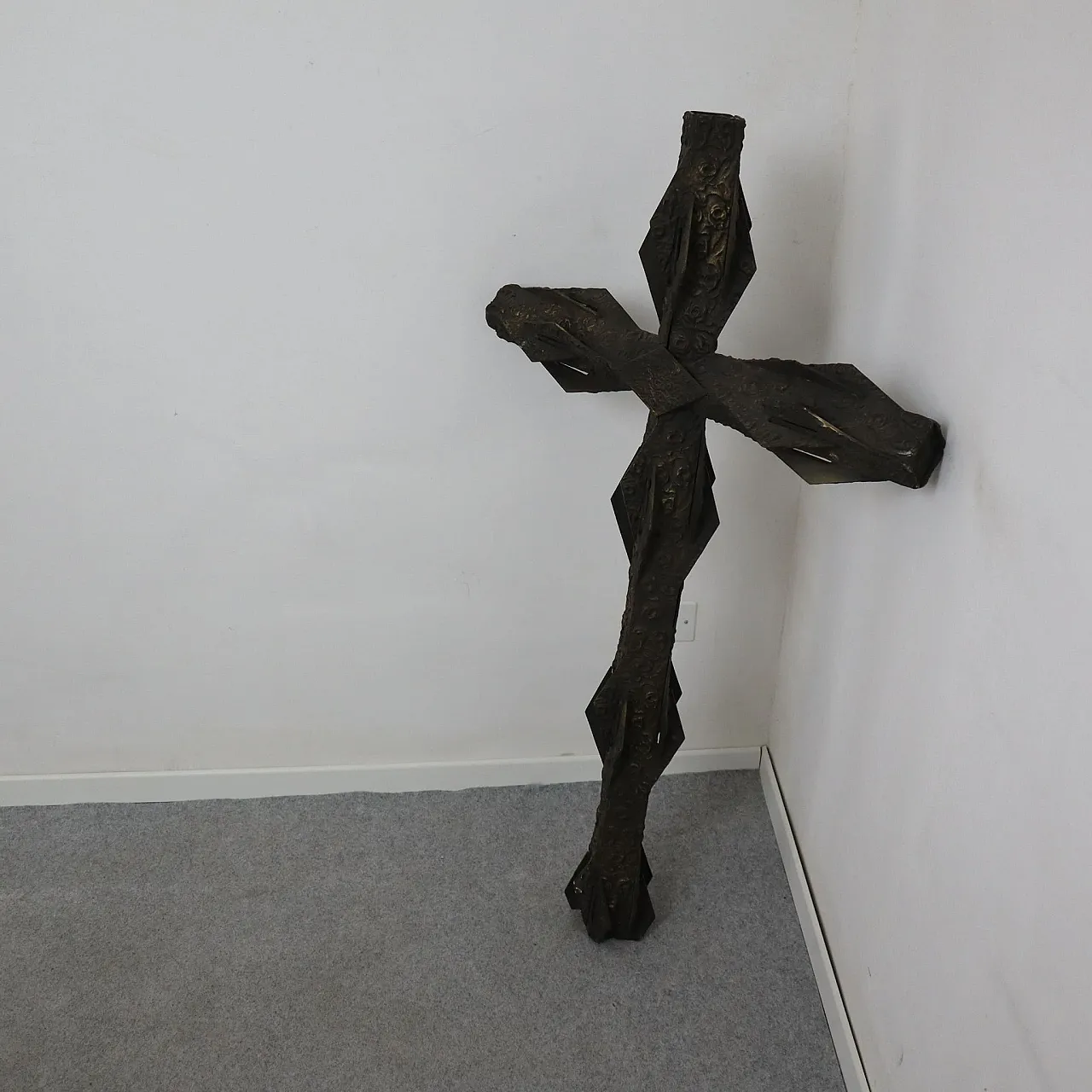 Great Gothic crucifix in bronze fusion, early 20th century 7