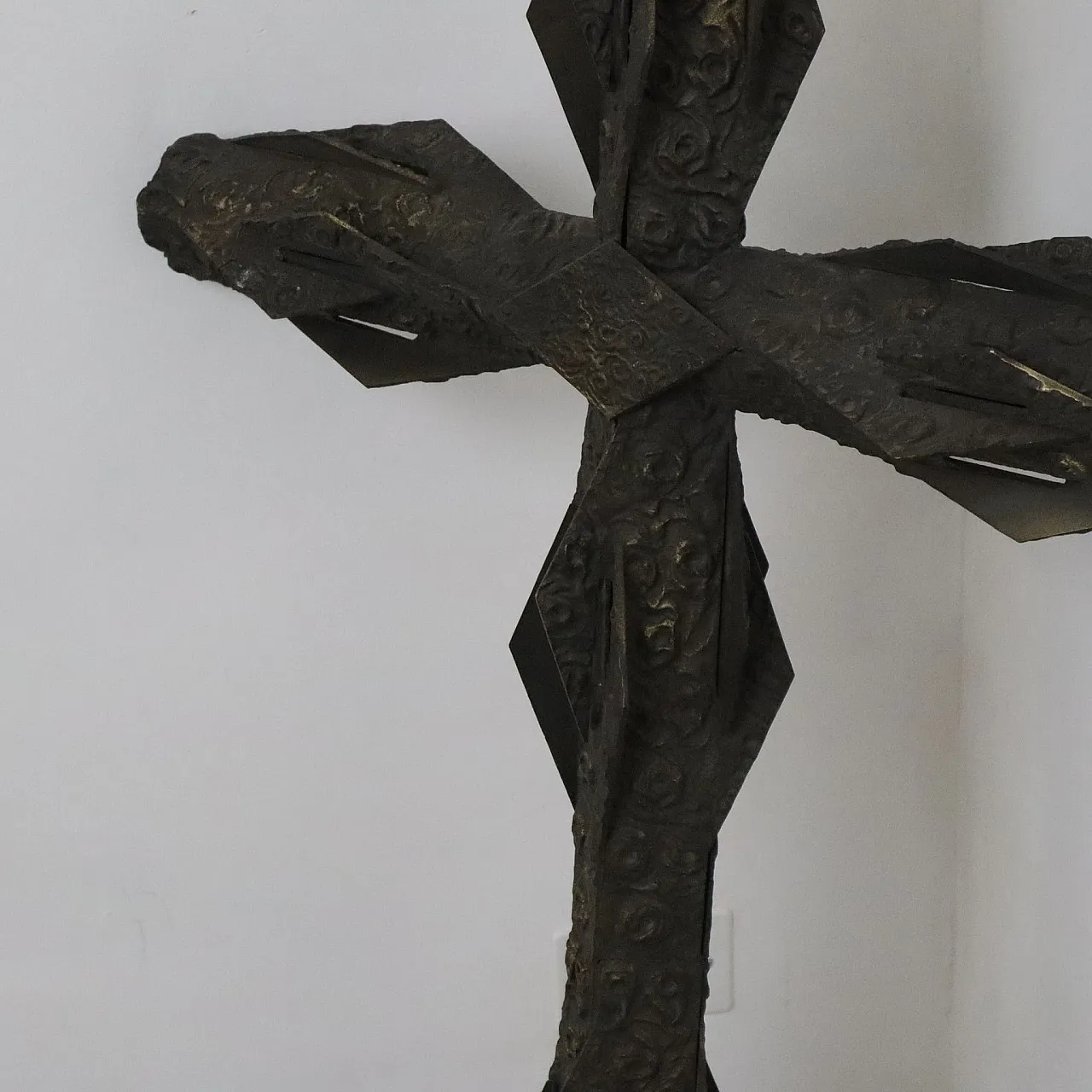 Great Gothic crucifix in bronze fusion, early 20th century 10