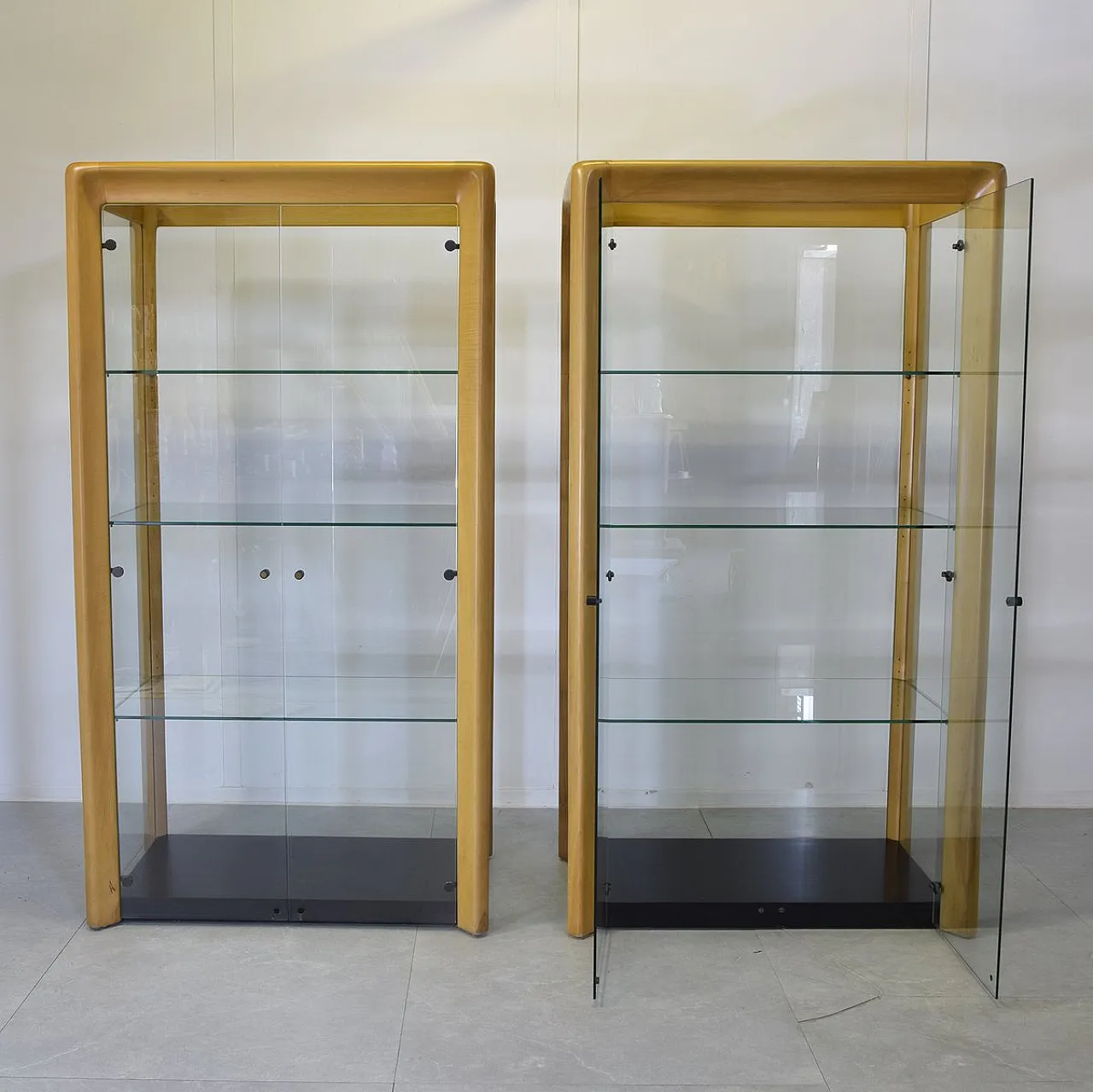 Pair of De Nos beech and glass display cabinets by A.Mangiarotti, 1970 2