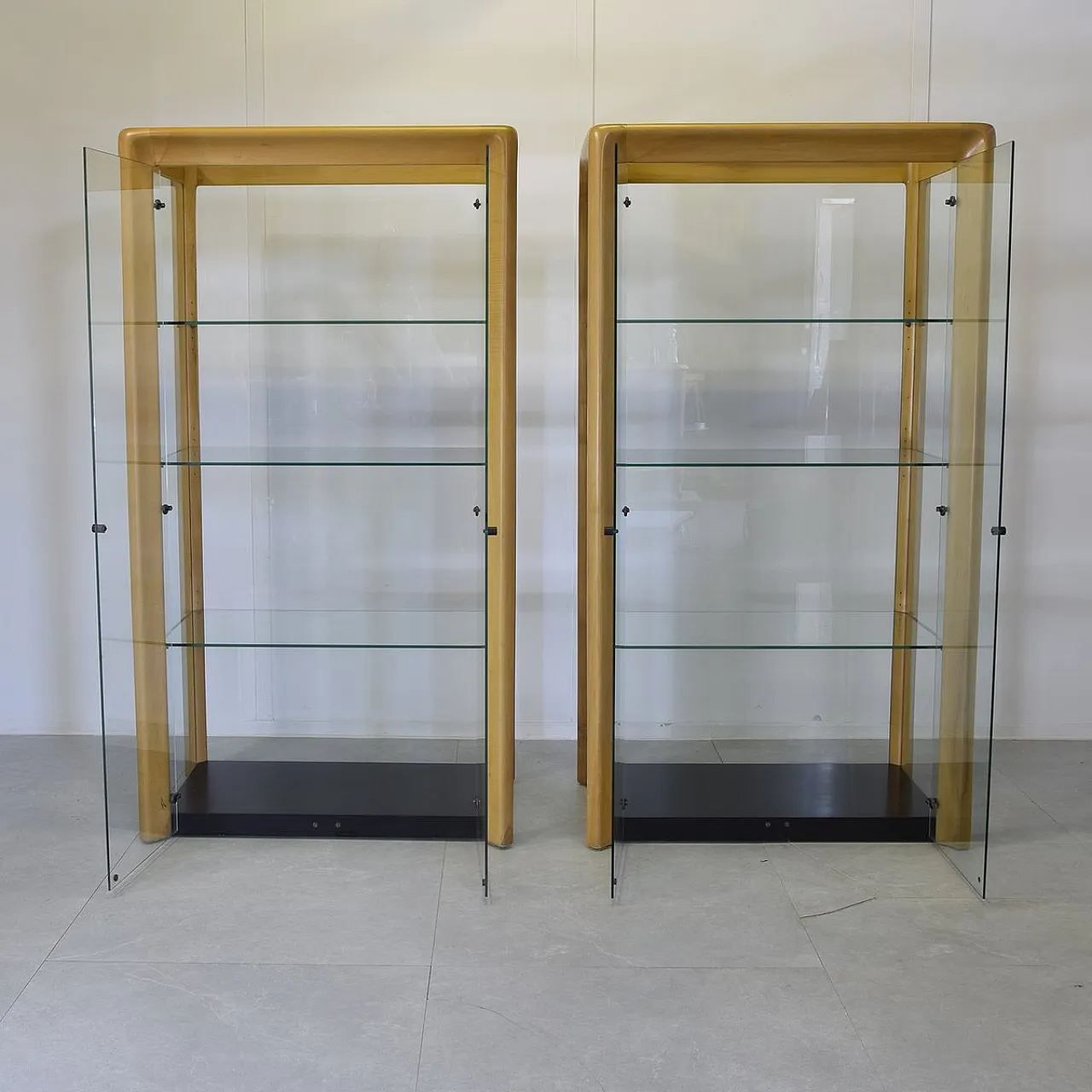 Pair of De Nos beech and glass display cabinets by A.Mangiarotti, 1970 4