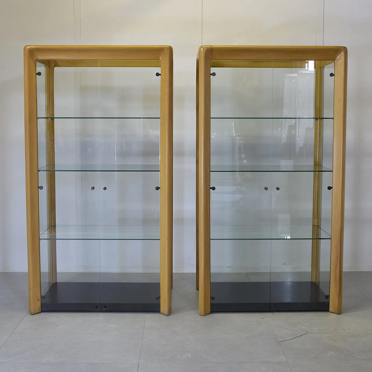 Pair of De Nos beech and glass display cabinets by A.Mangiarotti, 1970 5