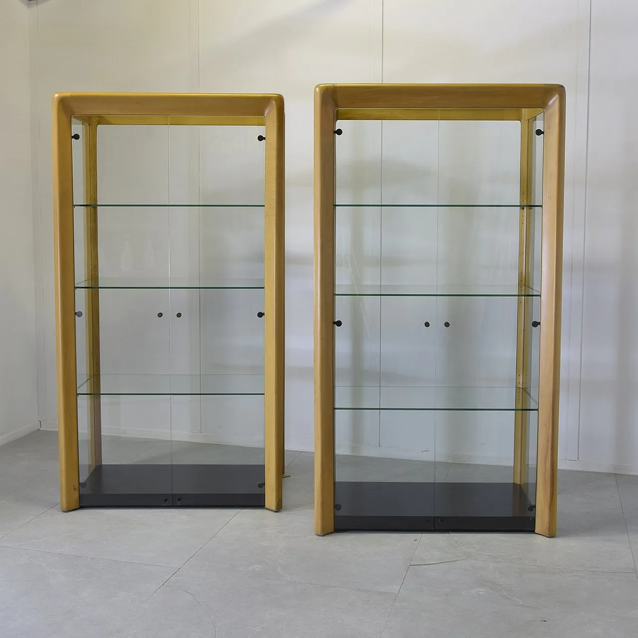 Pair of De Nos beech and glass display cabinets by A.Mangiarotti, 1970 7