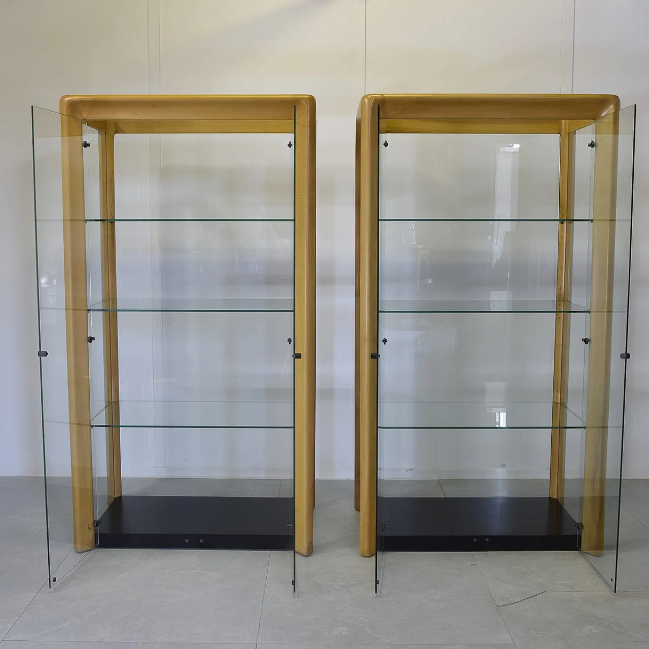 Pair of De Nos beech and glass display cabinets by A.Mangiarotti, 1970 10