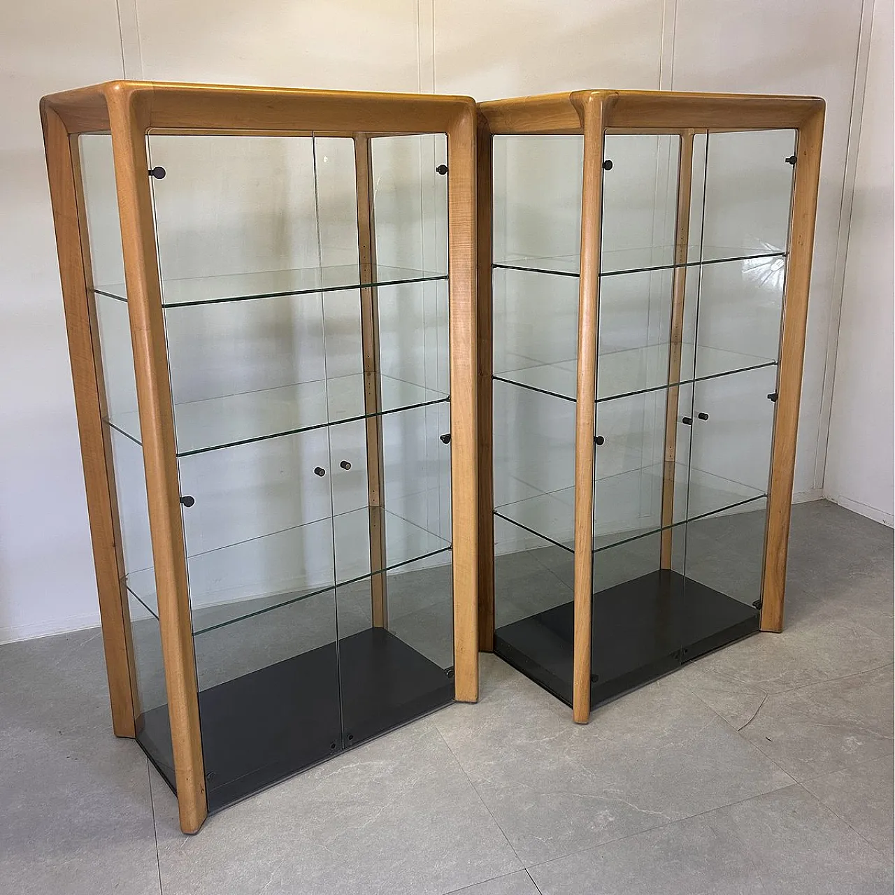 Pair of De Nos beech and glass display cabinets by A.Mangiarotti, 1970 12