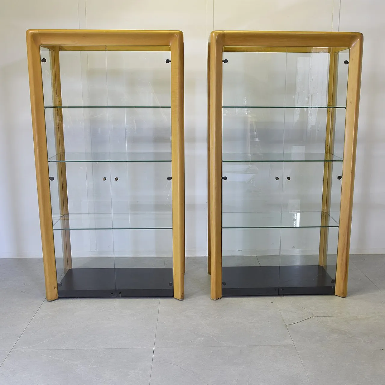 Pair of De Nos beech and glass display cabinets by A.Mangiarotti, 1970 16