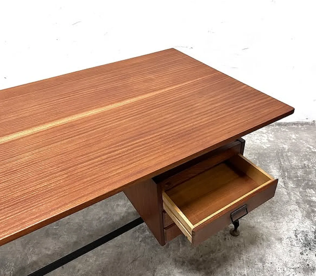 Scrivania in legno teak con cassettiera, anni '70 6