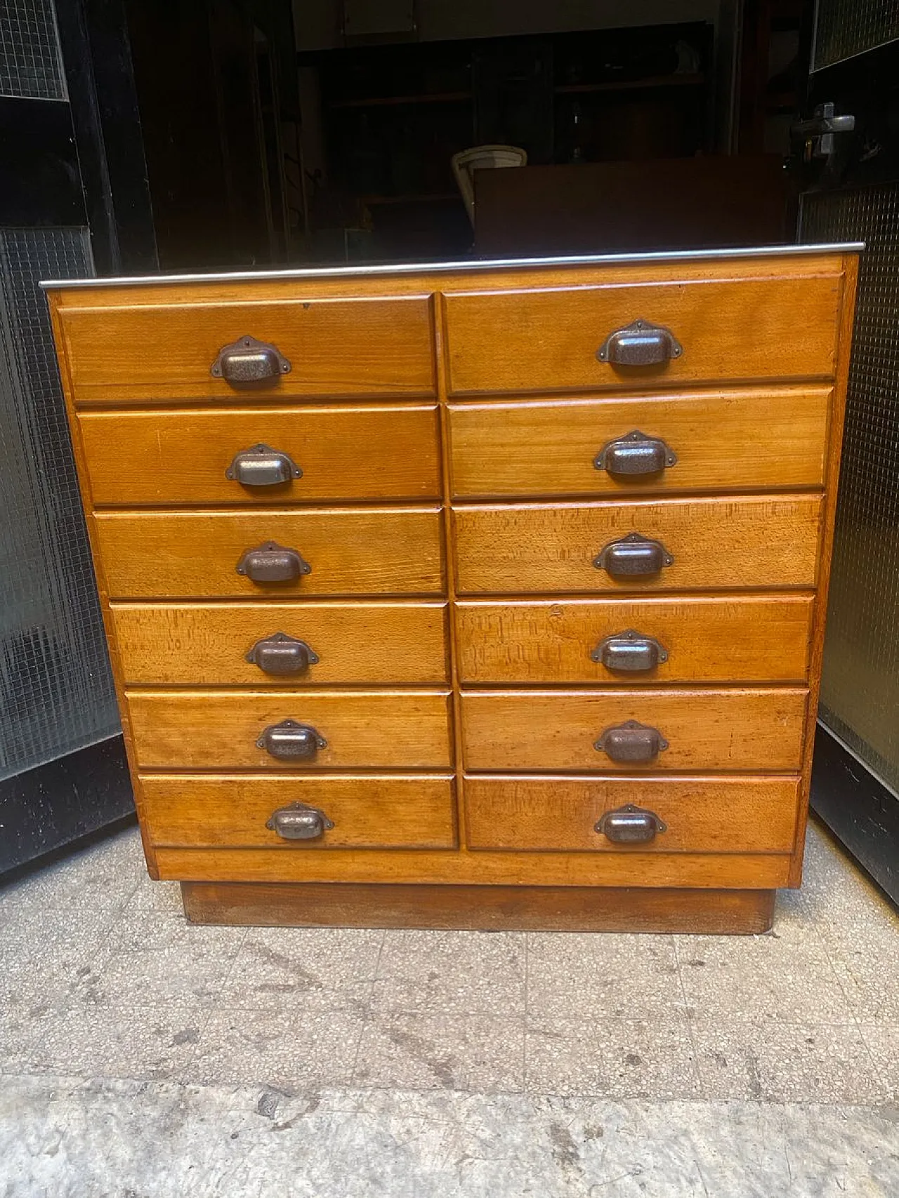 Shop display cabinet, 1950s 1