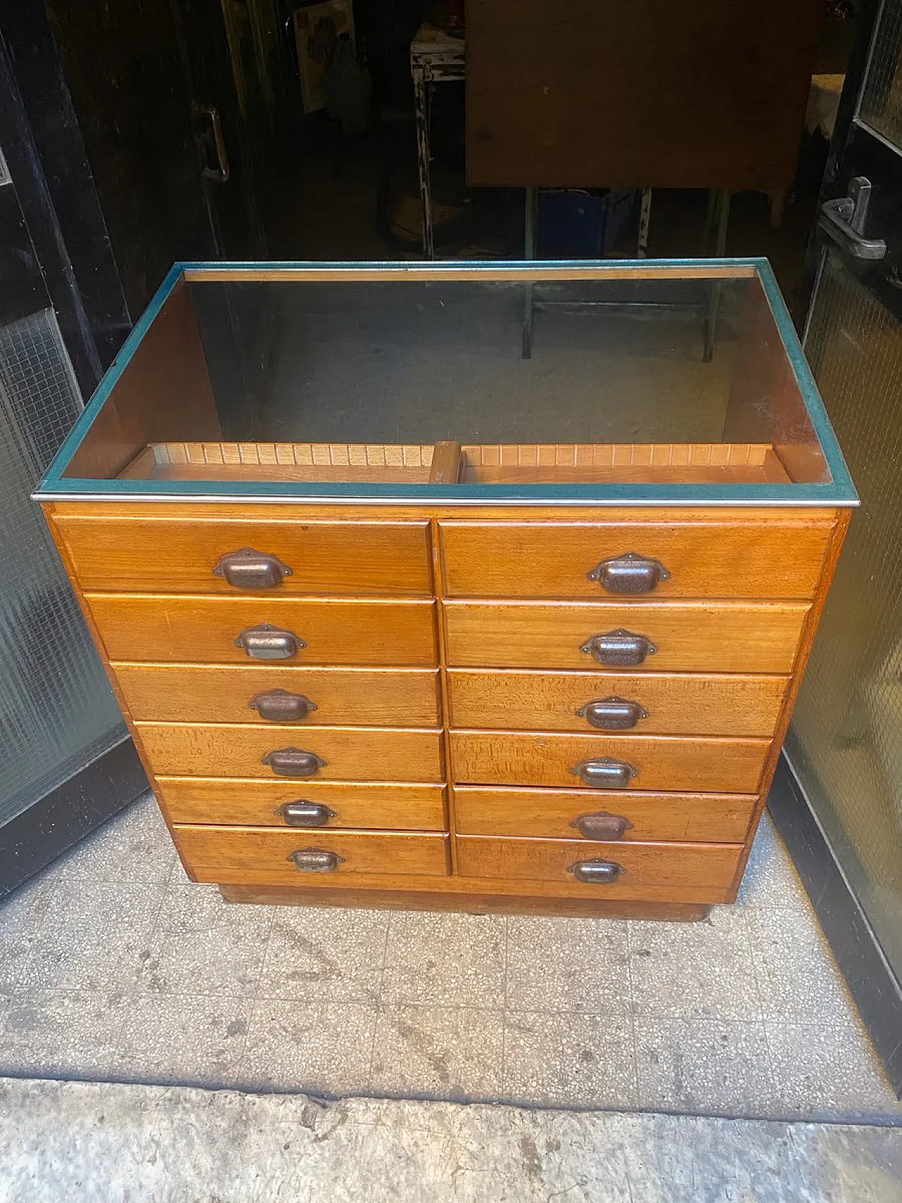 Shop display cabinet, 1950s 2