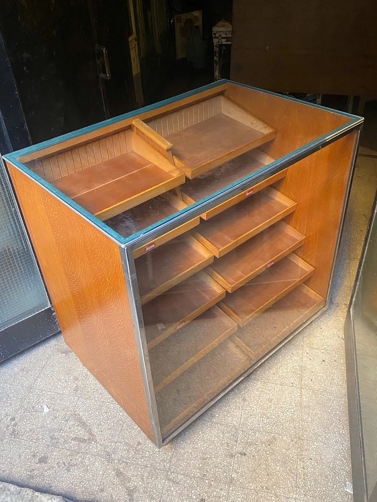 Shop display cabinet, 1950s 3