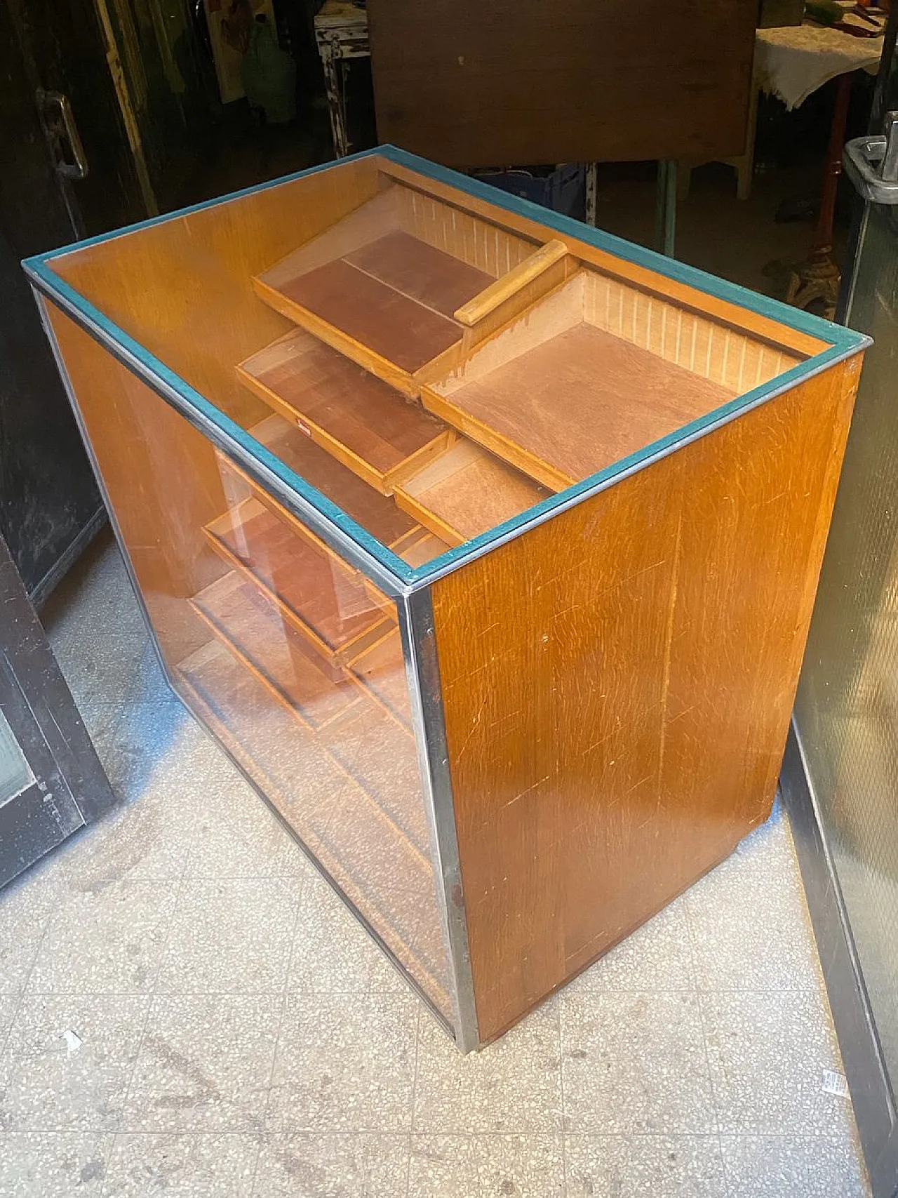 Shop display cabinet, 1950s 4