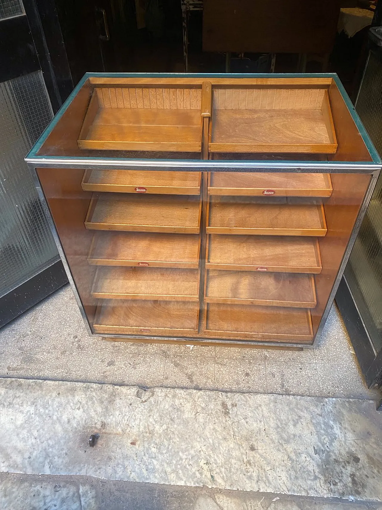 Shop display cabinet, 1950s 7