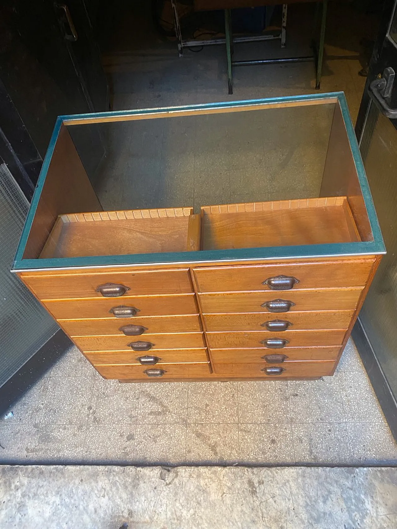 Shop display cabinet, 1950s 8